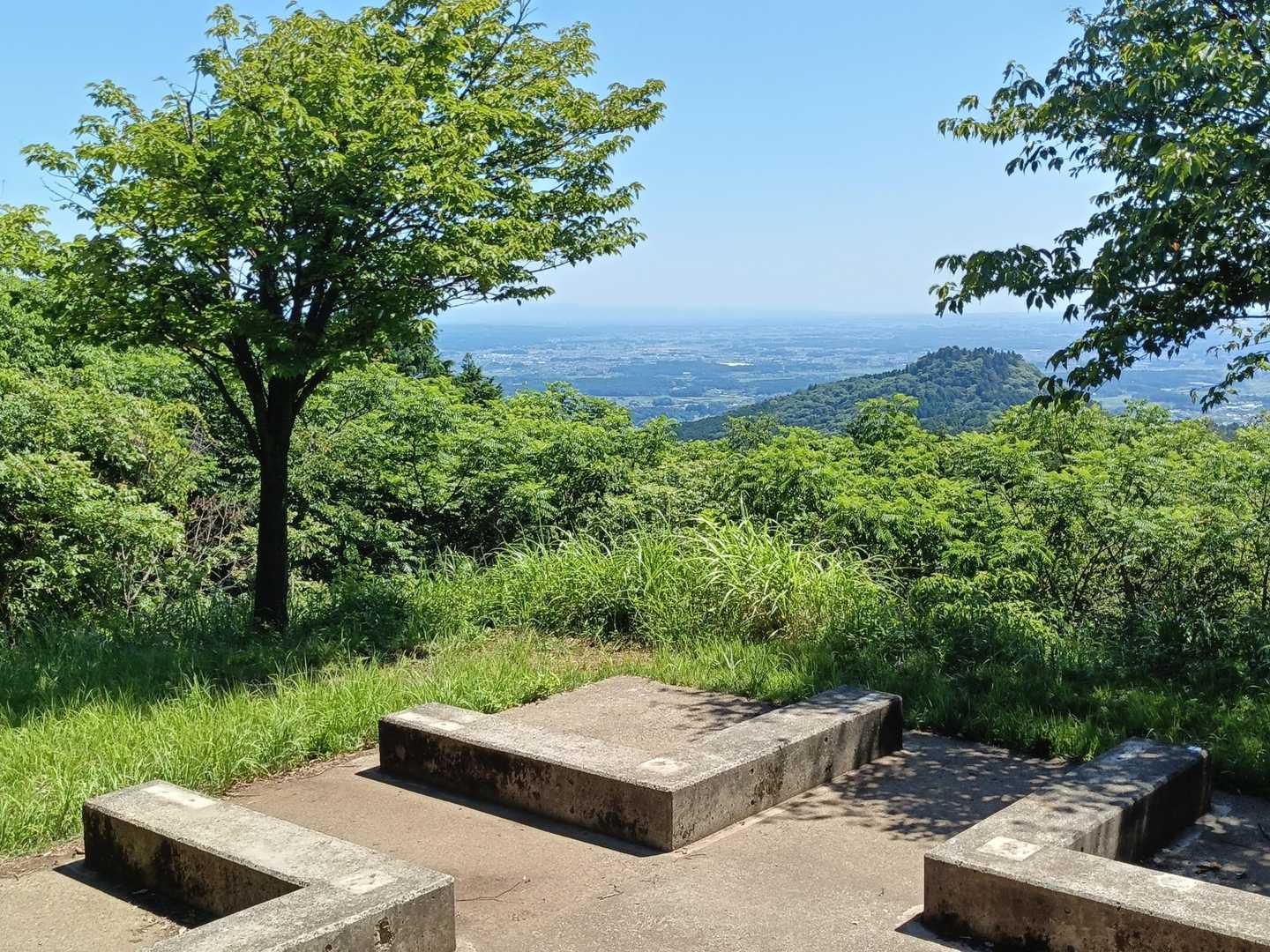 南岳に到着！

立ち入り禁止の展望台を撤去したので

やや景色が見えやすくなったようだ

水戸方面が少し見えてます