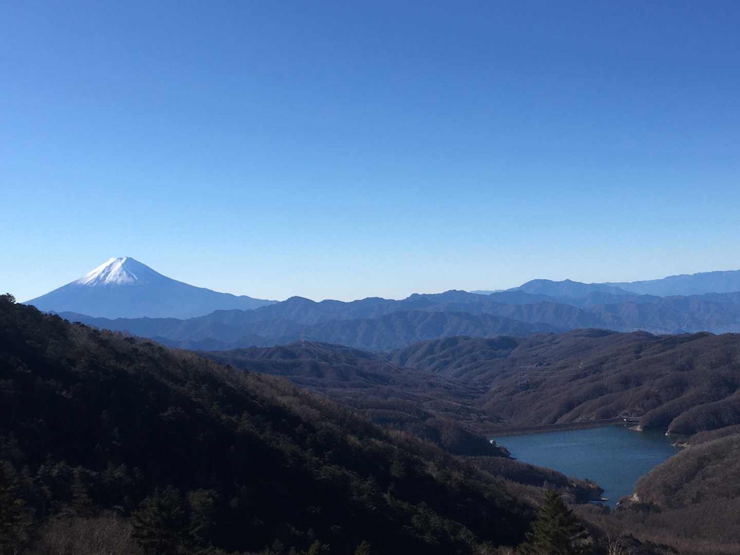 大菩薩峠の方位盤から富士山は見えません。
雷岩方向に歩くと、少しずつ姿を現してきます。