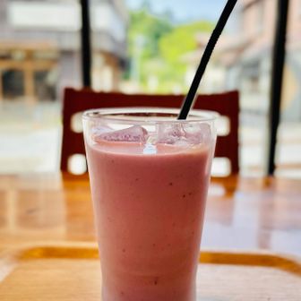 ベーカリー&カフェSANDOさんに寄って
ブルーベリースムージー🫐
冷たくて美味しいー😆
