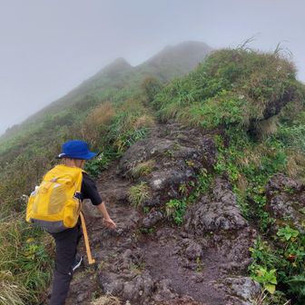 お鉢は風も強く登山道も狭いので気をつけてください