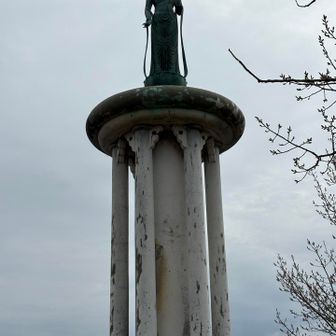 用明2年（586年）、豊後の真野長者がなにわ（大阪）へ向かう際、高浜沖で大嵐に遭い、観音様に祈ると山頂から光が差し込み、嵐が静まり無事着岸できたことを感謝して建立したとの伝承がある