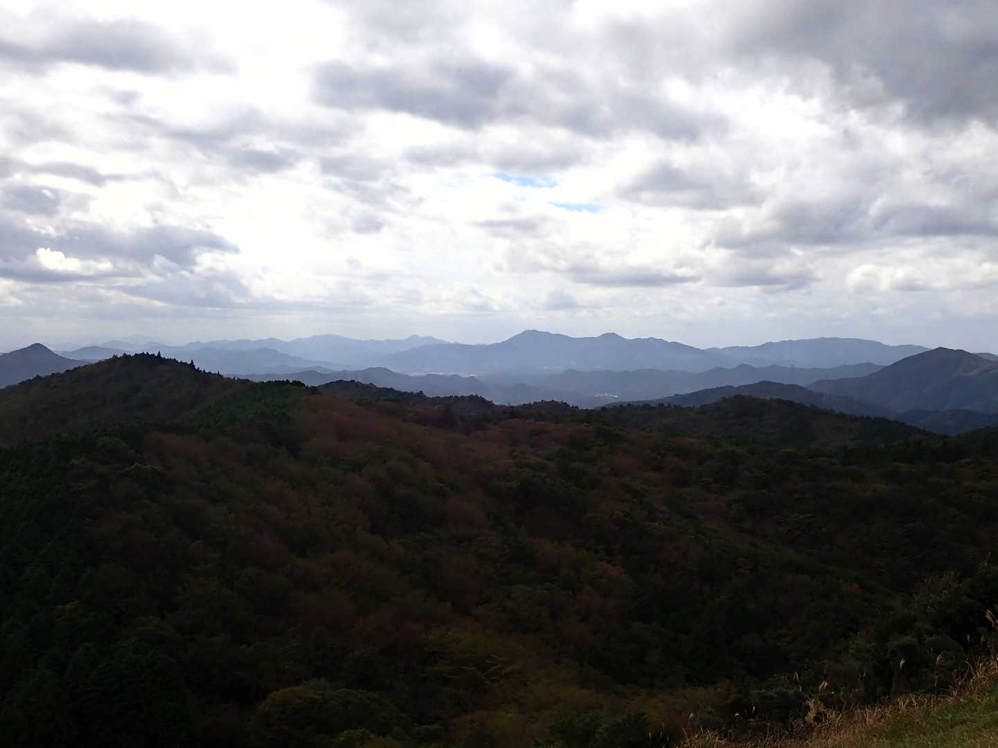 中心は華山。その左奧には竜王山～鬼ヶ城と続く北浦スカイライン。右には狗留孫山。