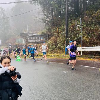 仁科峠エイドでわーかさん、ぐっぴーさんを待つ間、ショートコースの選手達のスタート地点＆スタート時刻だったようで次々とウェーブスタートしていく