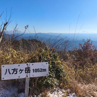 山頂は風もなく青空が
