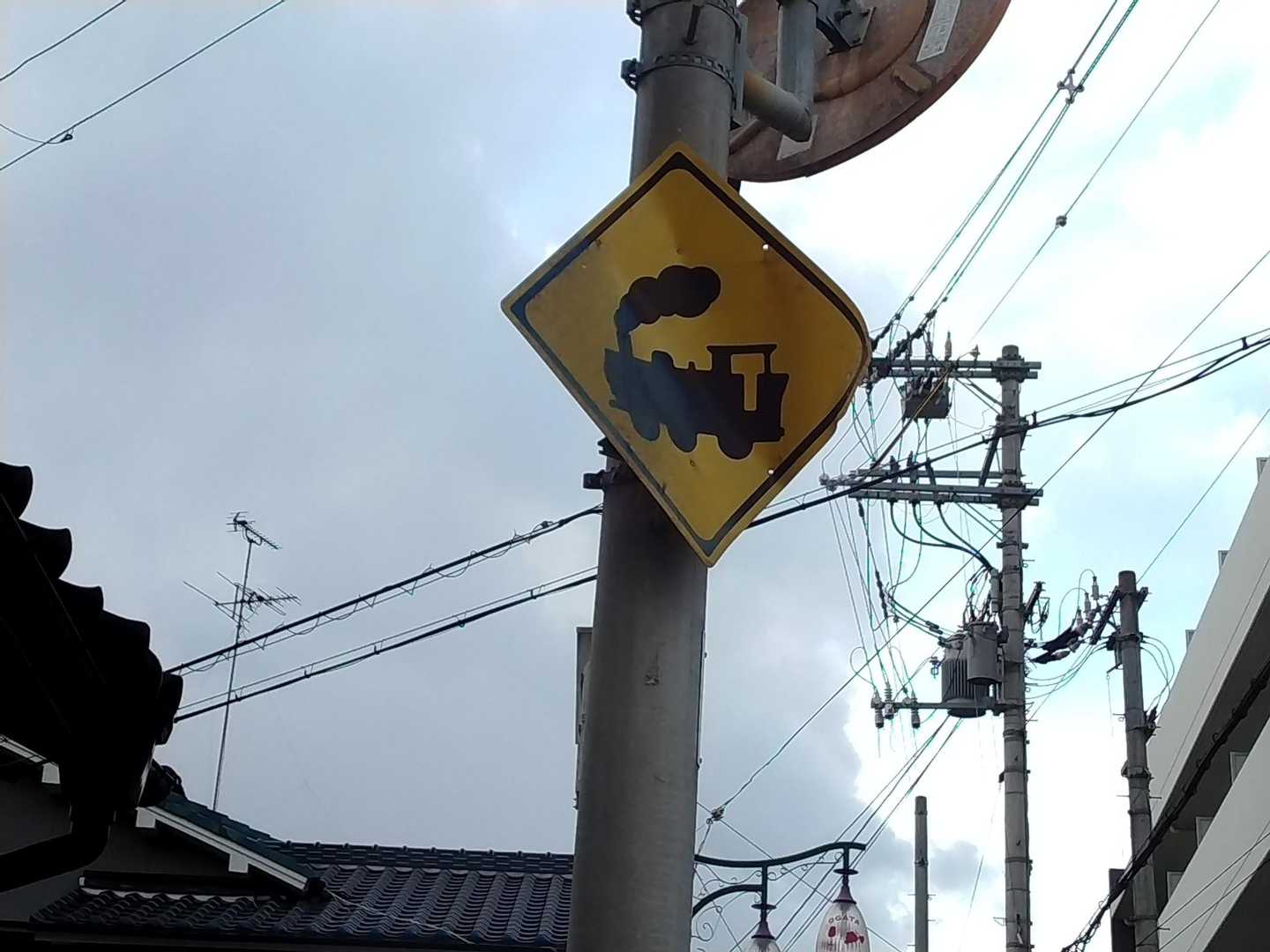 踏切、まだこんな標識残ってた～～👀👀