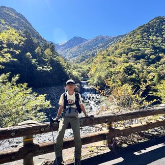 登った北岳をバックに📸