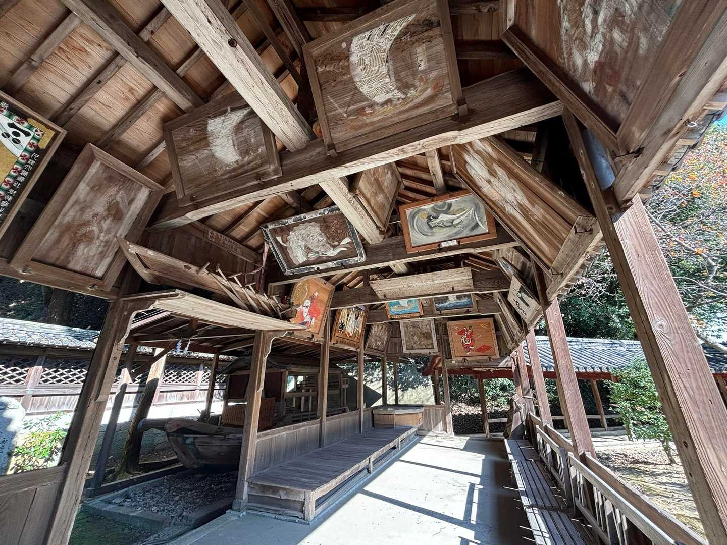 船の模型が祀られています。