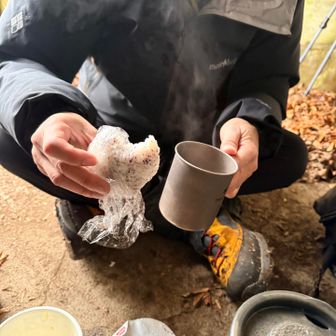 ここにも

おったわ〜


何ちゃら甘〜いティーにオニギリ！


お腹入れば一緒かw
