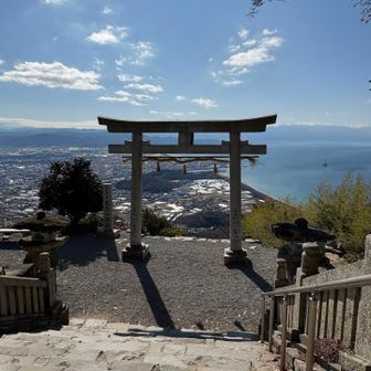 天空の鳥居に到着⛩️🙌🏻
バスが到着する度に人だかり👥階段を登って来る人もいて人が入らないタイミングを何分粘ったことか…でも撮りたい🤳