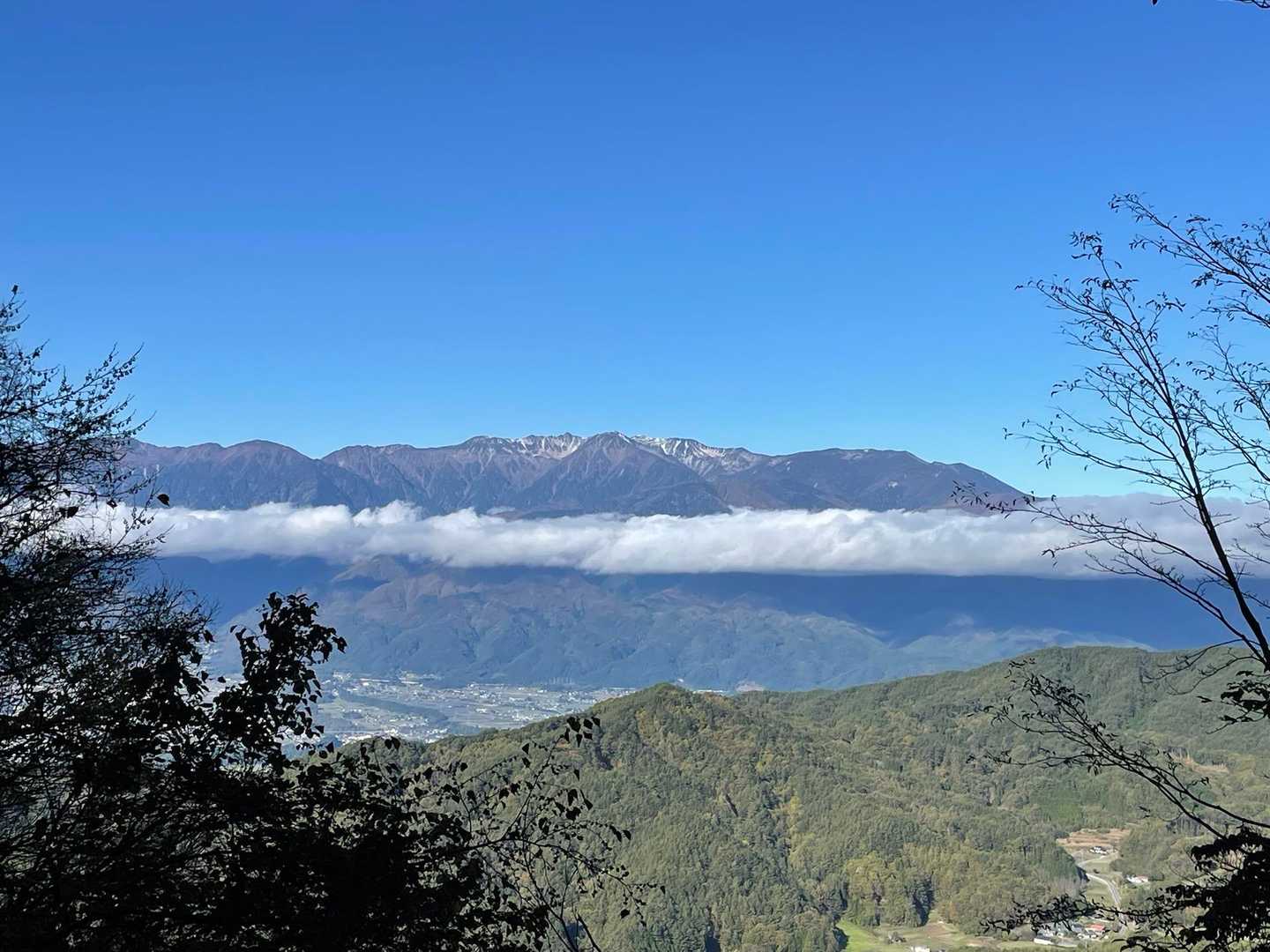少し開けた所から、憧れの木曽駒ヶ岳🤩
快晴です🙌
帰ってきてからYAMAP見たら木曽駒ヶ岳も冠雪❄️