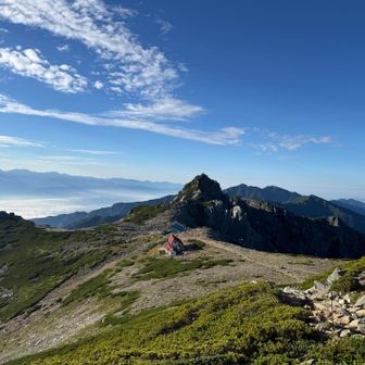 この先は宝剣岳と宝剣山荘
　ひっきりなしにヘリが荷下ろしに来る🚁