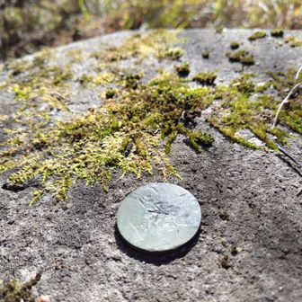 八角柱の天測点の上面中央には指標鋲＋あり。