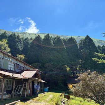 丸山荘まで戻って来ました。
山頂も晴れ晴れ🌞