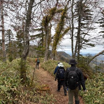待ち合わせをした美幌峠は寒い寒い！
フリースや薄いダウンが必要でした！
もう夏の装いはダメね！

津別峠からスタート▶️です

てくてく🥾