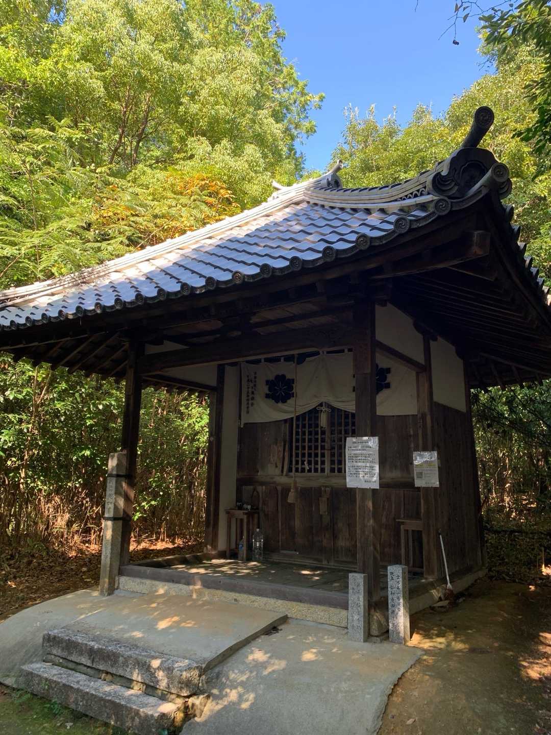 すぐに二番札所。20mくらいの間隔でお堂立ってます。