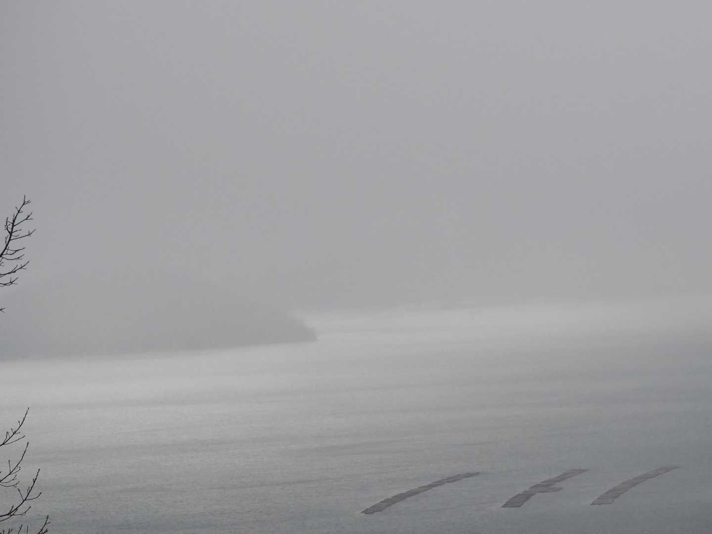 海の方を見ると、だんだん雲が増えてきて
遠くの島と海が幻想的になってたー！
