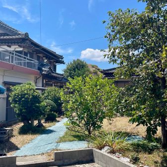 ぐるっと回ってみました
屋根と屋根の間にちょこっと見える山頂
民家に囲まれてるので行けません💦