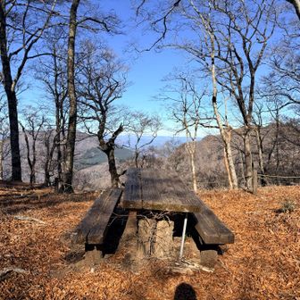 白ザレノ頭到着！
このルート初めてのベンチ＆テーブル。
しばし休憩です。