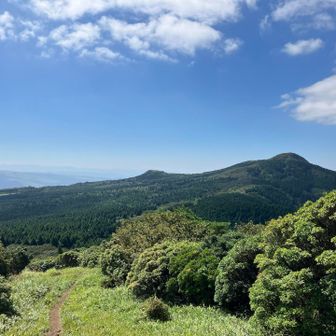 右は主峰の鞍岳男岳、左は子岳
男岳に向かいます