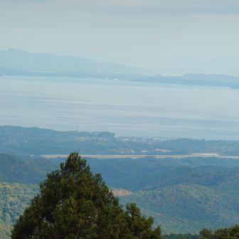 手前には横に長く伸びているのは天草空港の滑走路。