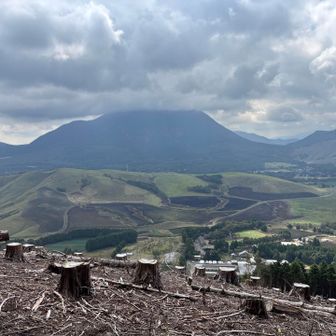 由布岳は山頂付近が雲の中