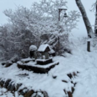 藤権現山頂到着。
お焚き上げはありません。
元日なのに静かな山頂です。