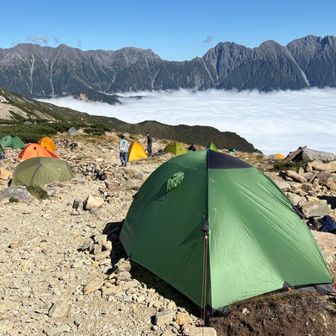 テン場に設営完了。3000m級ヤリ穂高連峰を望む特等席