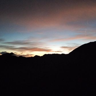Day3
3時出発、三峰岳までは暗かったりガスの中だったりで景色無しも、三峰岳に着く頃はガスも抜けて明るくなってきた。
白峰三山にはたくさんのヘッデンの明かりがありました。
マジックアワー最高✨