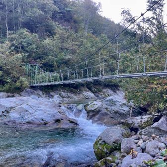 登山口から45分
大嵓尾根の袂にある桧山沢吊橋は6月末に復旧
2025年シーズンは雪崩で橋が流され通行止めだった

ここも釣れるのかもしれないが
今日は大嵓尾根に全集中でふ💪