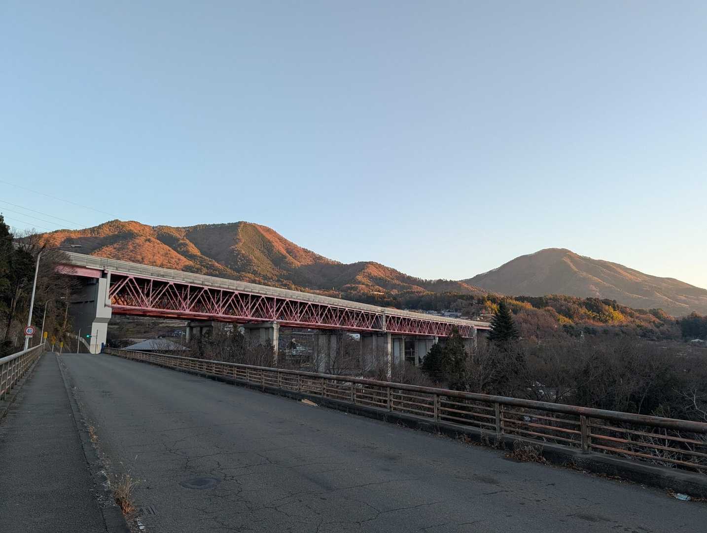 朝日に照らされた百蔵山＆扇山✨
前回は右の扇山から百蔵山まで縦走しましたが⛰️今日は軽めで左の百蔵山のみ登ります🙂‍↕️
