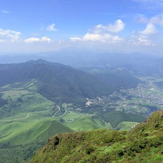 東峰からも眼科の飯盛ヶ城、由布院の街並みやくじゅう連山が綺麗でした。
