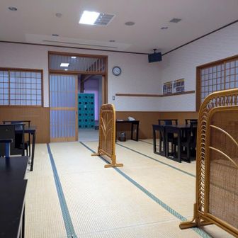 狭いけど休憩所もあるよ😮‍💨

あるのはTV📺、座布団、椅子🪑、テーブル。コーラやスポーツドリンクなどは売られていたよ。
