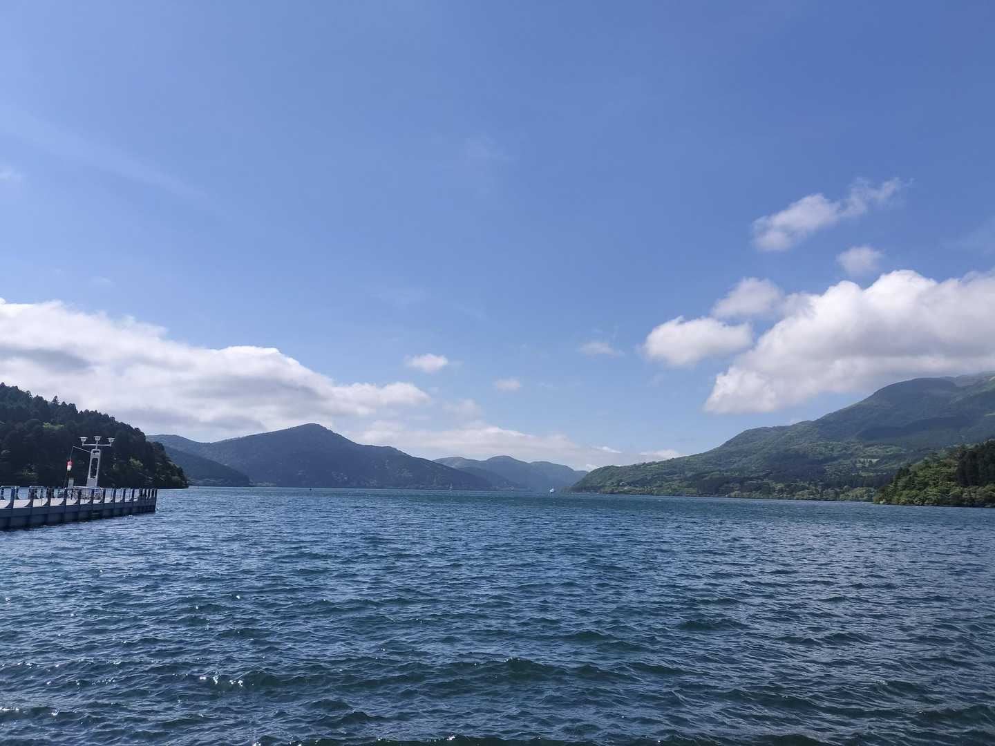 芦ノ湖
暑いせいか、湖面に涼を求める
写真の奥の更に見えていない金時山からはるばる来たもんだ🐸

芦ノ湖の遊覧船、すご〜く並んでました
いつか、ガイリーン途中で乗ってみるか😄