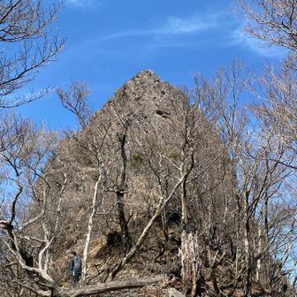 坊主到着！圧巻の存在感！左に巻いて裏から取りつきます。