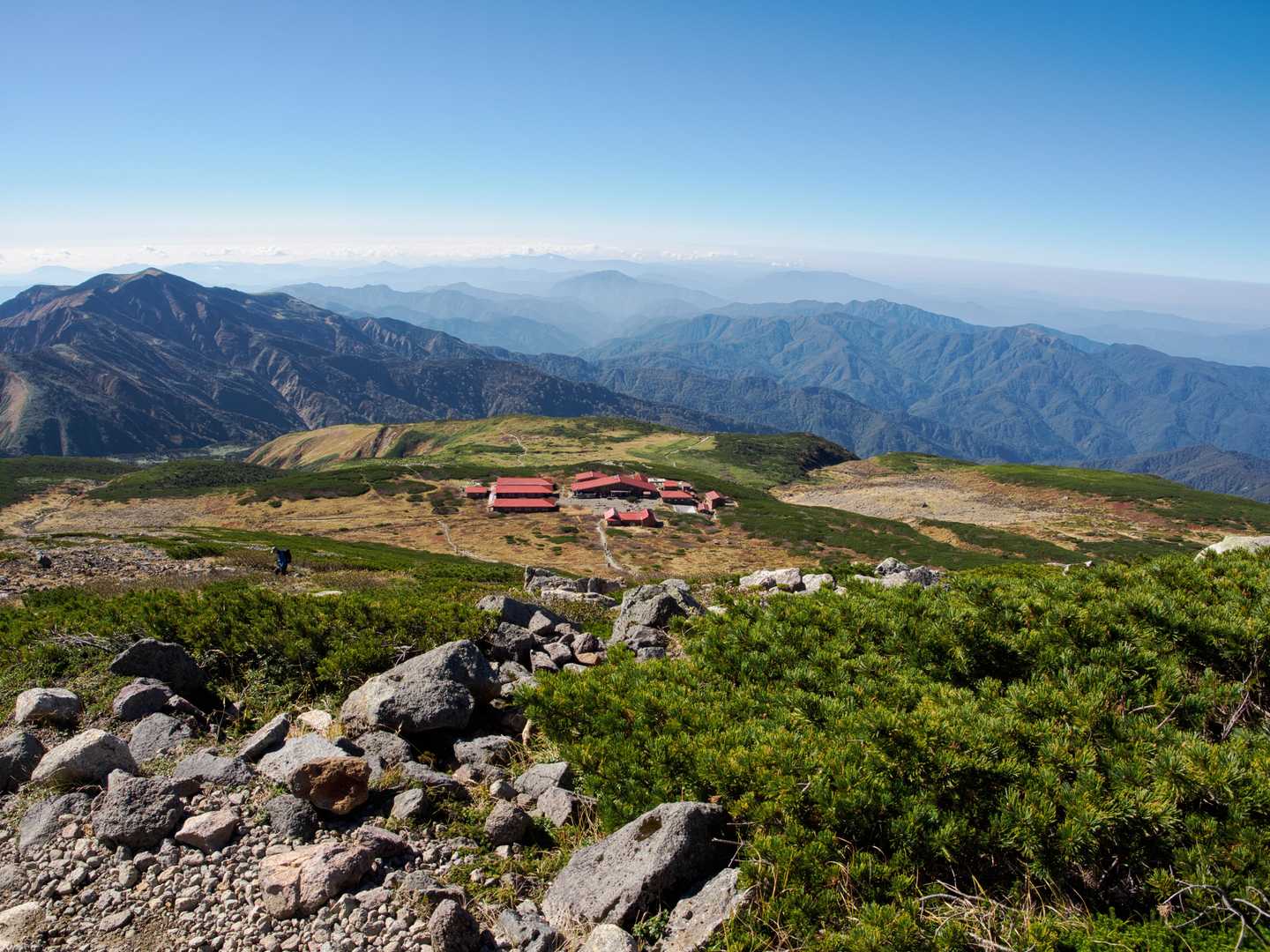 つづら折れの登山道を登り振り返ると室堂ビジターセンターが景色と調和していました。