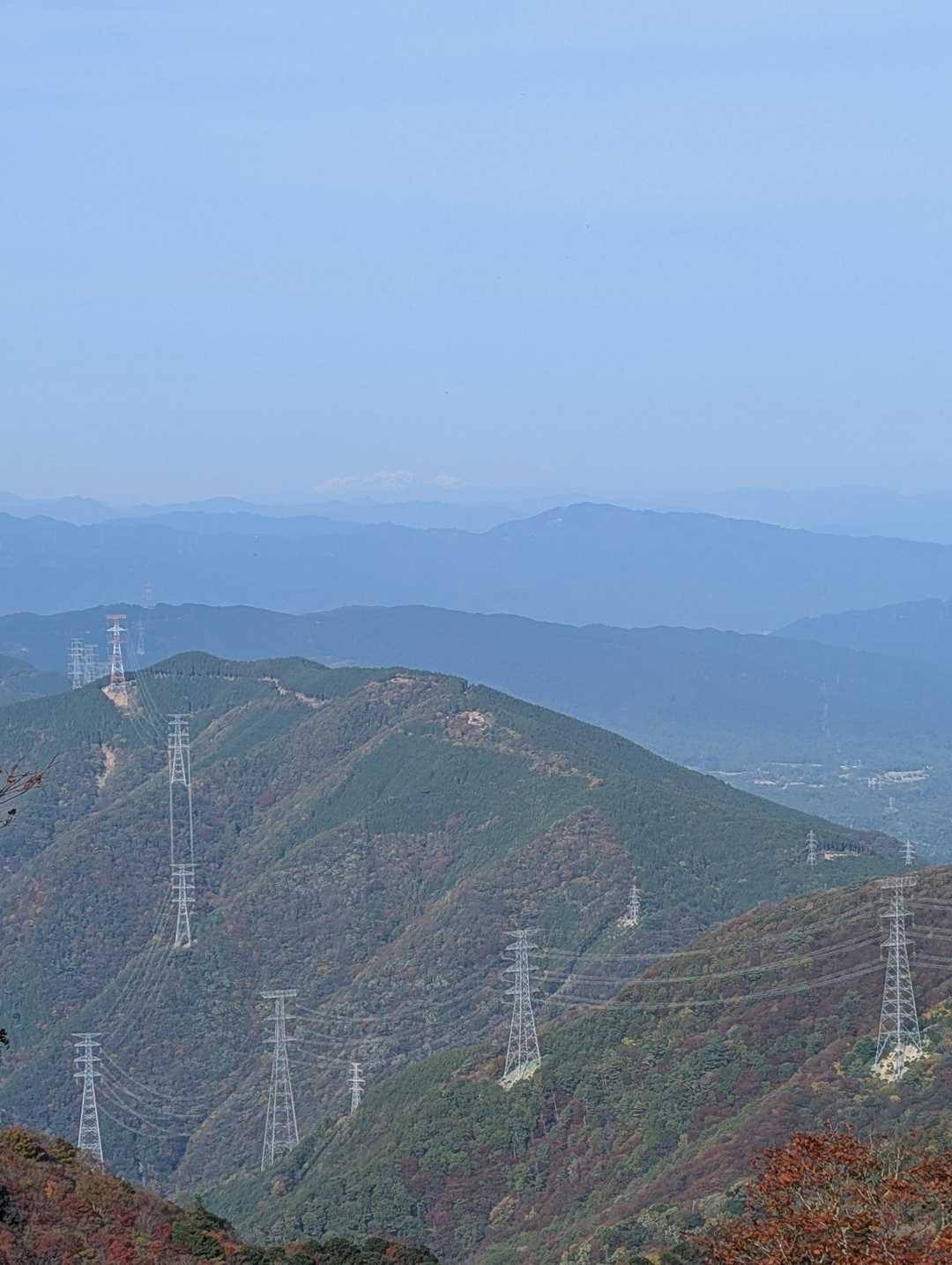 その先には、⛰️ピーク「猿登」のある山塊も見えています。
写真最奥には白山が見えていますが、うっすらと霞んでおりレポの写真ですと分からないかも知れません・・。