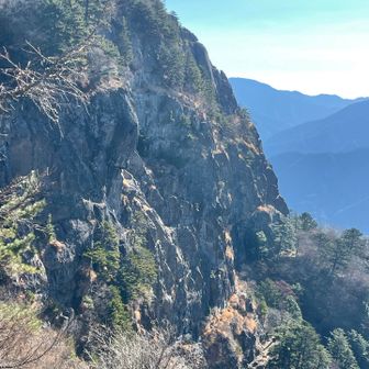 ロッククライミングする岩って、ここのことかな？