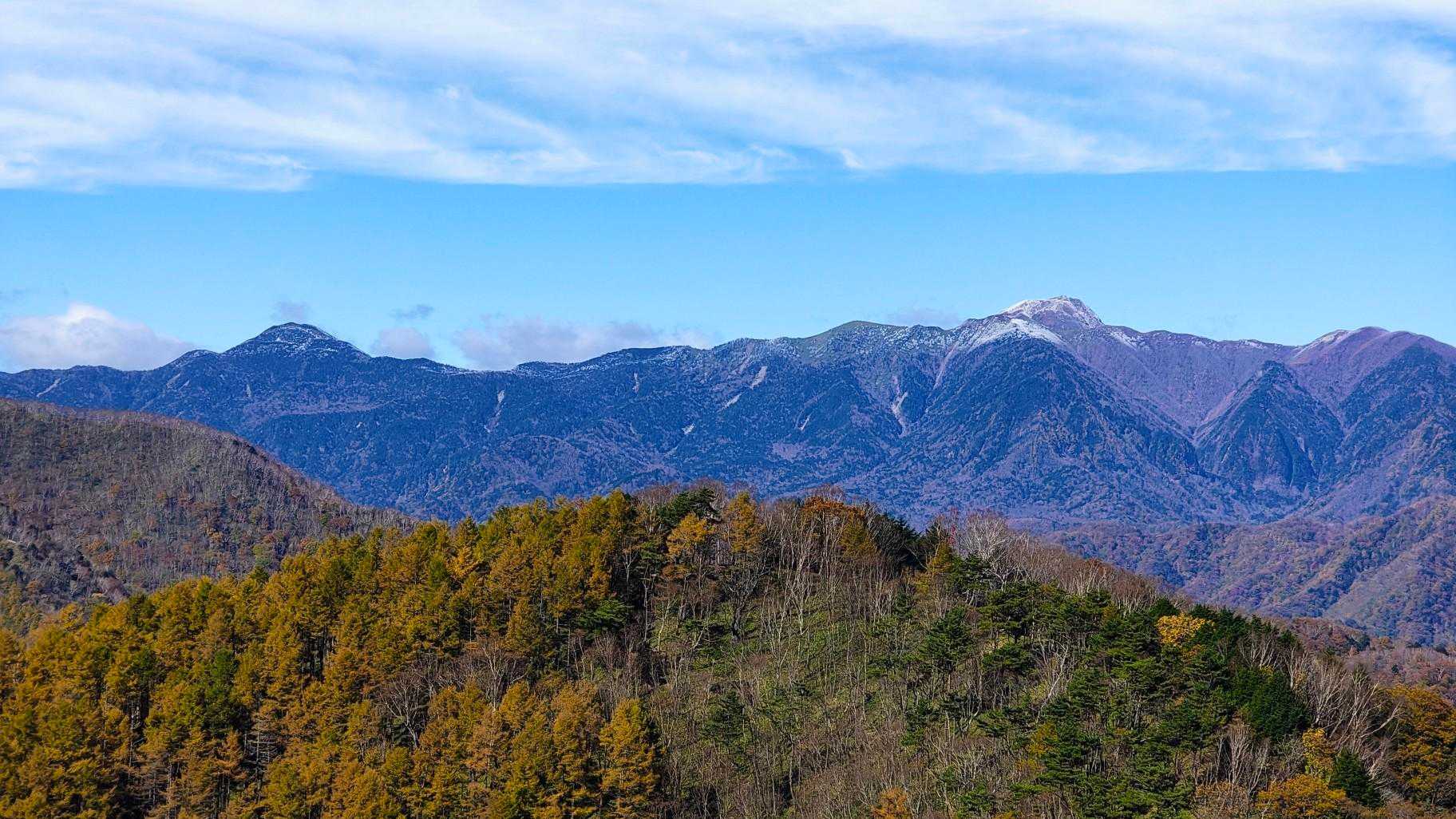 山頂が白くなってる