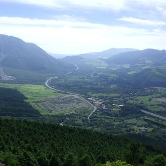 塚原高原が広がり、高速道路が大河のようです