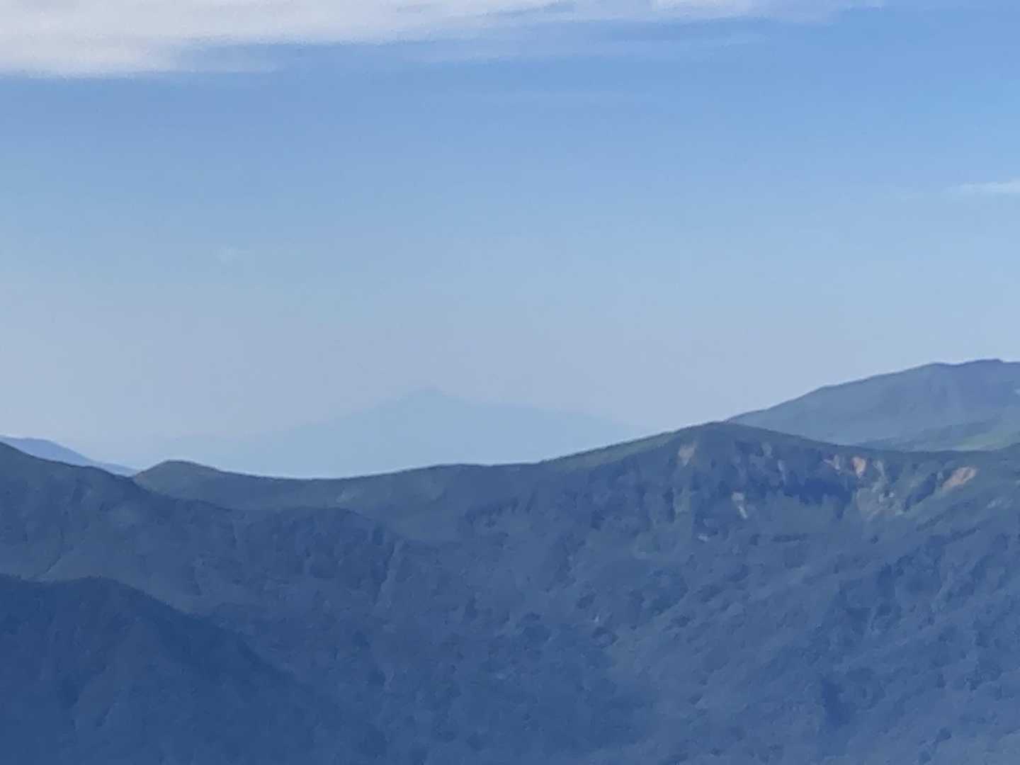 鳥海山だよって教えてもらいました⛰😆
肉眼だとはっきり見えるんですが…
お山に詳しい方とご一緒させてもらうと、何倍も楽しいです😆🍀