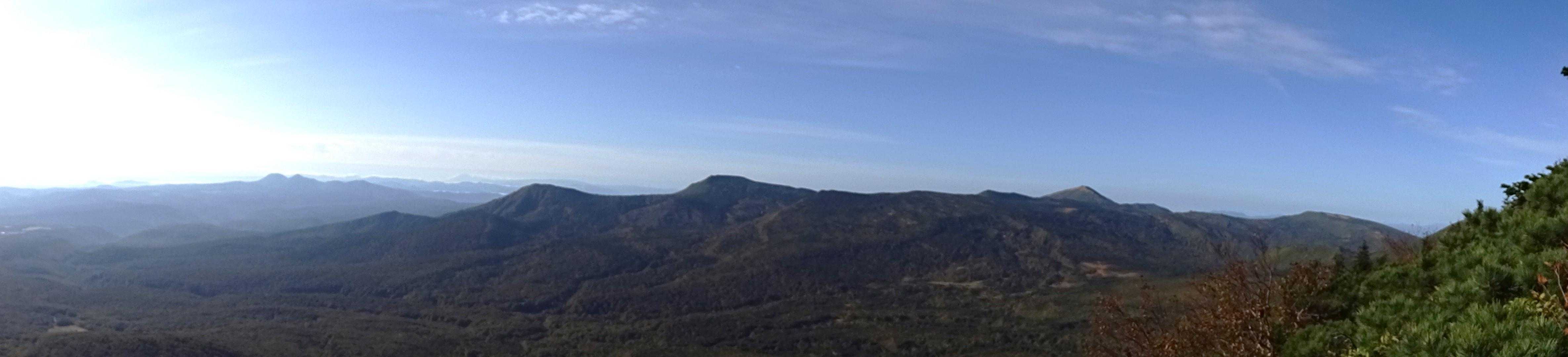 南八甲田のパノラマ。奥に岩手山も見えてる。