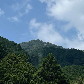 ロープウェイ🚡でおりてきました。ラークチーン🎶
青空も出て来て暑くなって来た。さあ、登るぞー。
北尾根ルートで登りました。オマケのこの登りが、この日1番トレーニングになりました