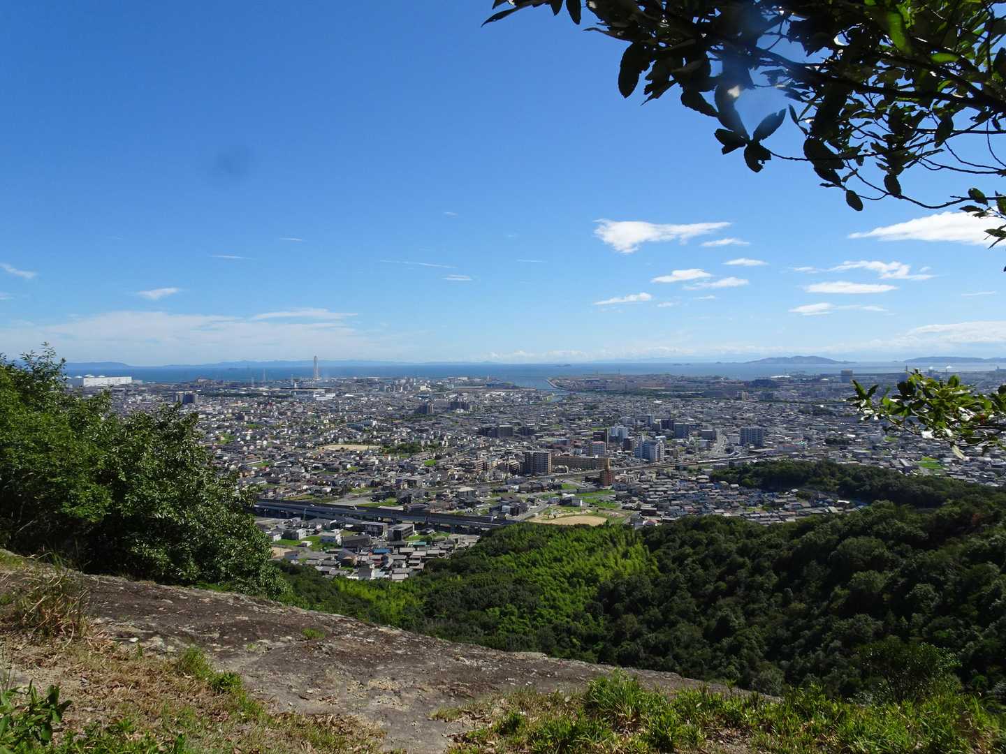 ここで大休憩。景色いいし、ベンチ多数で海風がけっこう吹いて涼しいです。