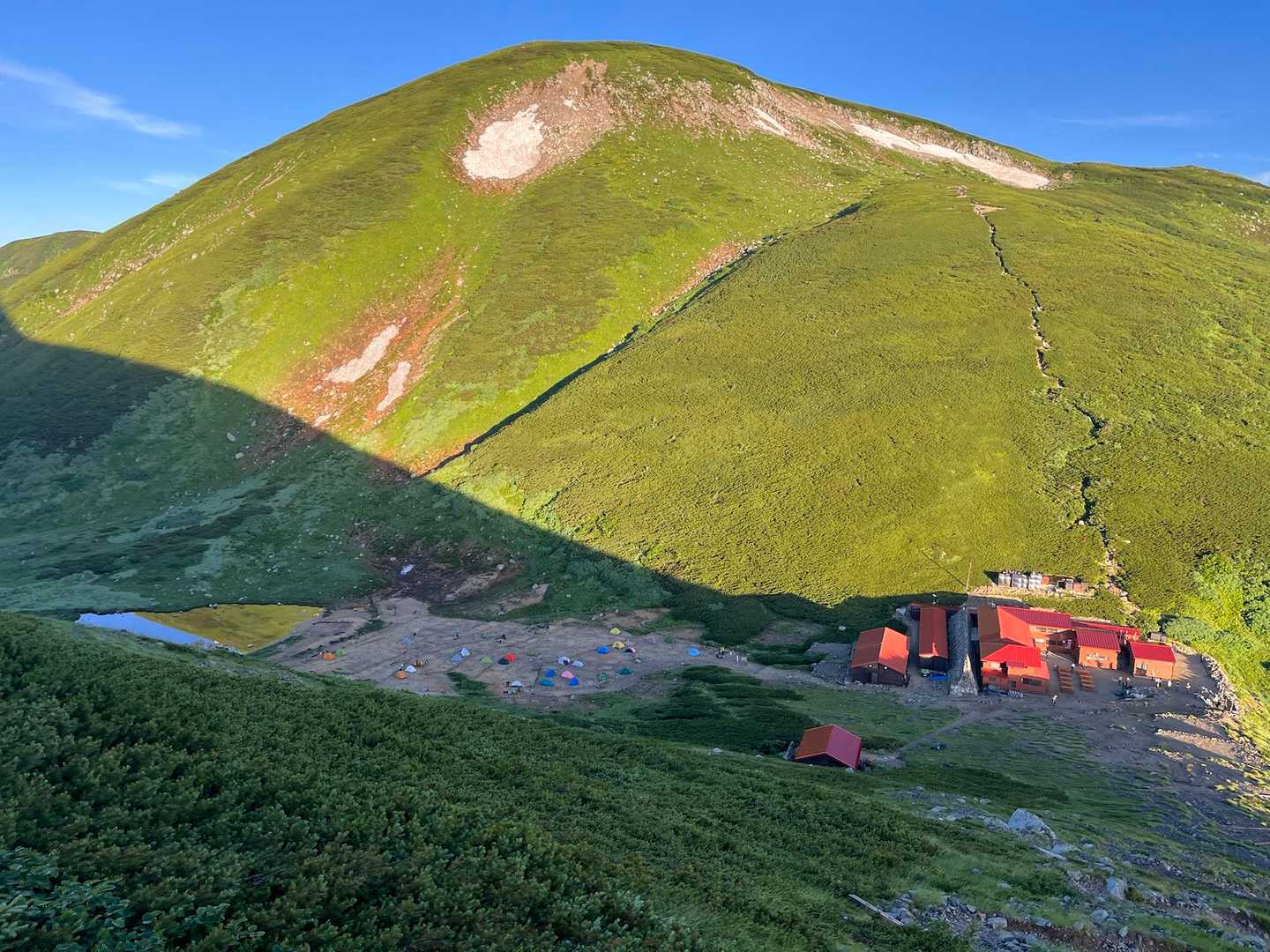 双六小屋から西鎌に向かう

双六岳が美しいですなあ