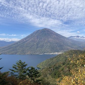 男体山丸見え✨
日光富士だけあって、富士山に似ているね ~
「下野（しもつけ）富士」とも呼ばれるそう