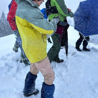 ９合目で洋泉さんと会い山頂まで戻る！
皆んなで記念写真📷撮ってもらいました。