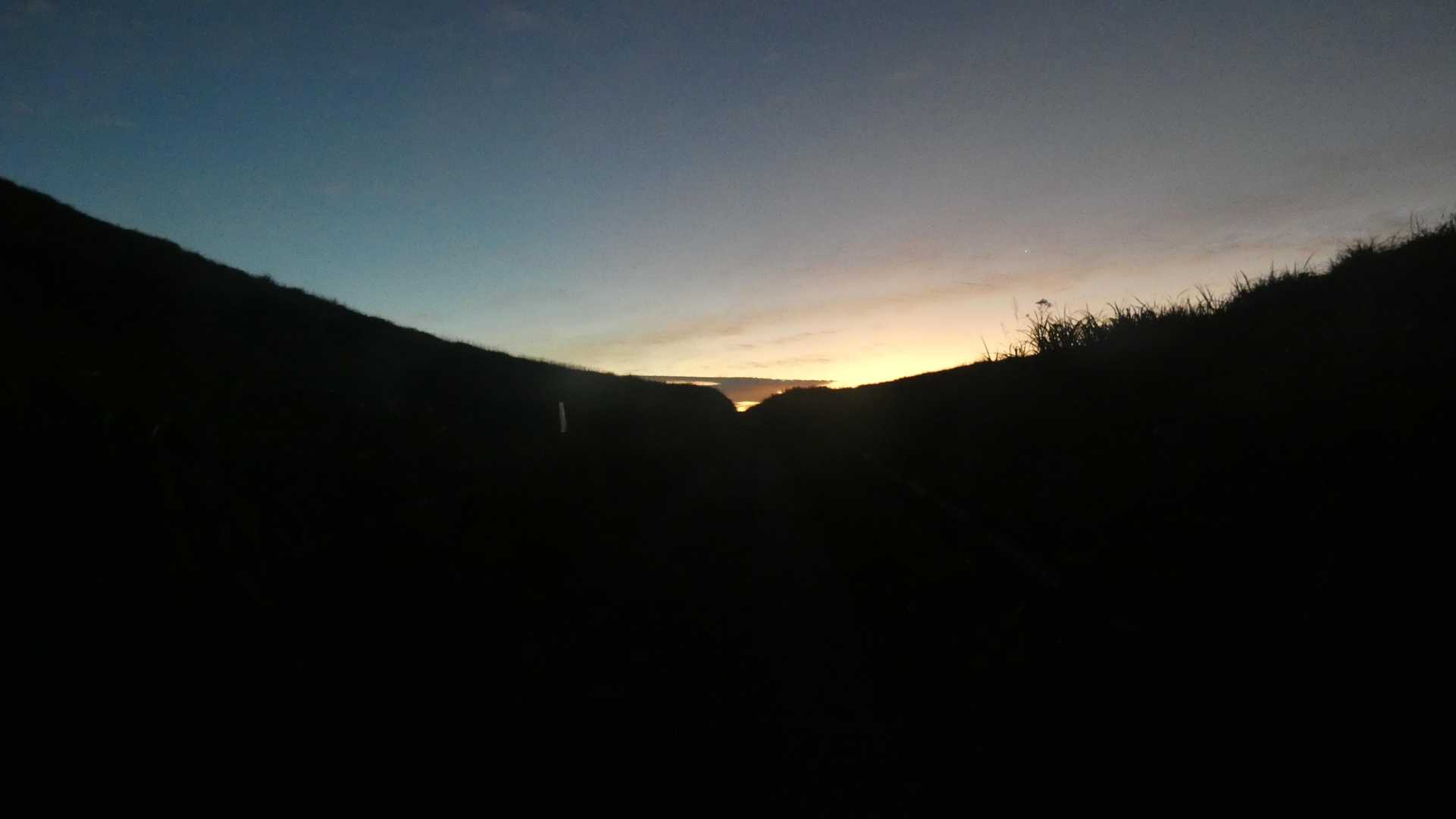 中峠へ着く頃には、空が明るくなってきました