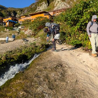 断崖の下に建つ鑓温泉小屋、テン場の横から硫黄を含んだお湯がざぁざぁと流れ出してました。すごいところだ…