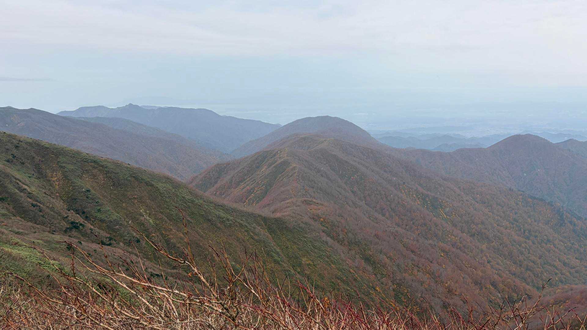 2,000m級の山々ではないけれど稜線が連なっててこれがミニアルプスと呼ばれる由縁