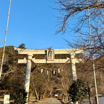 この鳥居の奥に美味しい、そば屋さん、があるそうです（山小屋でお会いできました、長野県在住の大先輩から教えていただきました、月曜日休み）